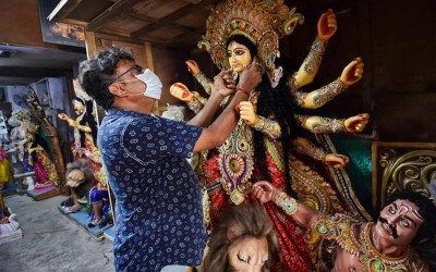 दुर्गा पूजा की तैयारियों से पहले कोरोना मामलों में हुई भारी वृद्धि