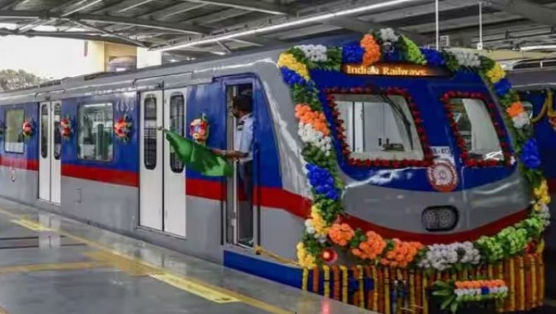 Durga Puja 2023: Kolkata Metro Extends Services, Opens More Counters