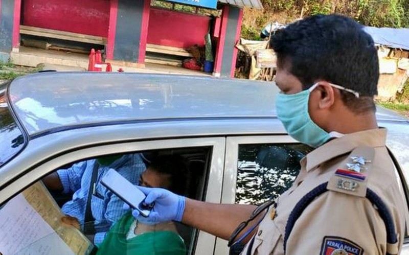 पुलिस और स्वास्थ्य विभाग ने केरल की सीमा से लगे इलाकों में कोरोना प्रोटोकॉल को लेकर शुरू की जांच