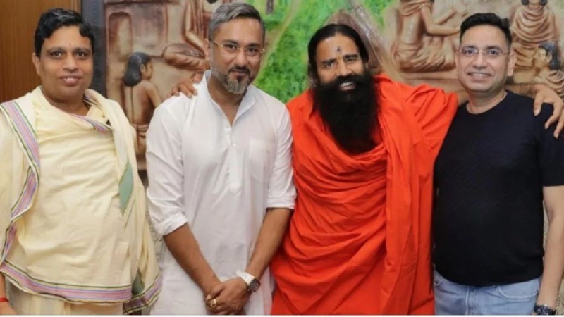 Honey Singh Visits Patanjali Yogpeeth, Receives Blessings from Swami Ramdev and Acharya Balkrishna