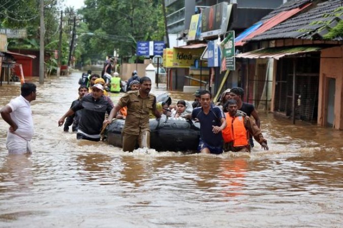 बाढ़ में फंसे लोगों के लिए शुरू हुआ बचाव कार्य