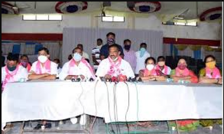 Dubbaka elections political chaos, TRS encourages BJP to open debate