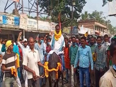 Bihar Poll: Independent candidate arrives on buffalo to file nomination