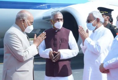 President Ram Nath Kovind reaches Patna, received by Guv Fagu Chauhan and Nitish Kumar