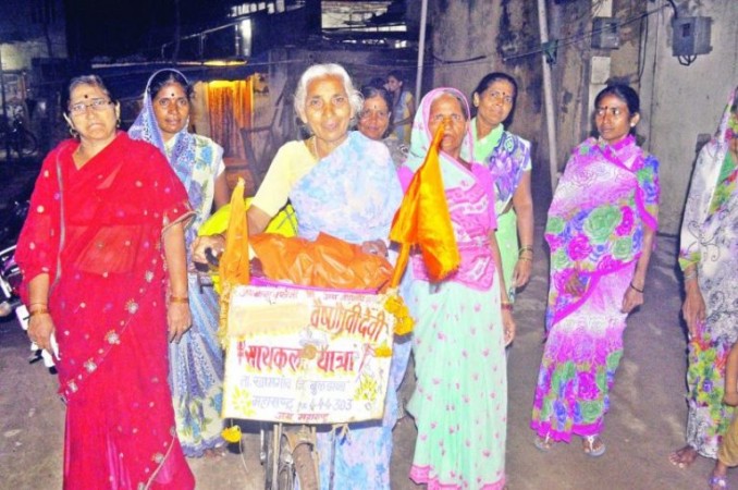 68-yr-old woman has no barrier On ‘Cycle-yatra’ To Vaishno Devi