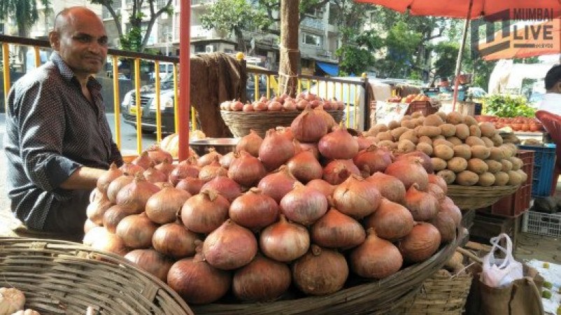 Onion prices reach Rs 100 per Kg in Mumbai,Pune