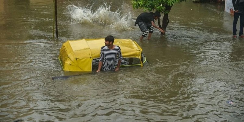 यूपी के मंत्री महेंद्र सिंह ने पीलीभीत में बाढ़ प्रभावित इलाकों का किया हवाई सर्वेक्षण