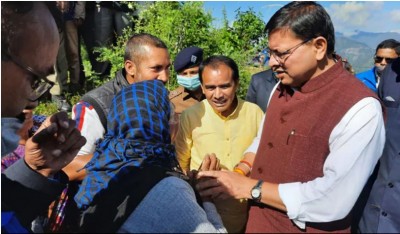 उत्तराखंड के मुख्यमंत्री पुष्कर सिंह धामी ने चमोली में प्रभावित लोगों से की मुलाकात