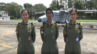 भारतीय नौसेना-I: महिला पायलटों की बैच ने भरी उड़ान