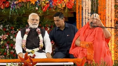 PM Modi Prays at Kanch Mandir in Chitrakoot, MP