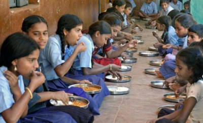 मध्याह्न भोजन के बाद बिगड़ी छात्राओं की तबियत, अभिभावकों में आक्रोश
