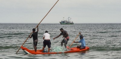 Sri Lankan Navy pelts stones, liquor bottles on Rameswaram Fishermen