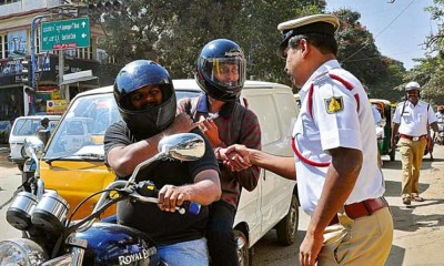 हैदराबाद ट्रैफिक पुलिस ने पीछे बैठे व्यक्ति के लिए अनिवार्य किया हेलमेट