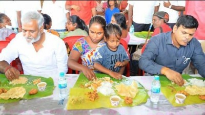तमिलनाडु के मंत्री के साथ खानाबदोश समुदाय की महिला ने खाया 'अन्नधनम' मुफ्त खाना