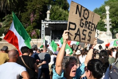 भारी विरोध के बीच इटली पुलिस ने स्टेशनों पर की 'ग्रीन पास' की जांच