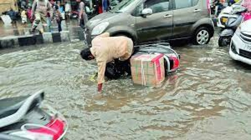 हैदराबाद में जमकर बरसे बदरा, जलमग्न हुआ शहर