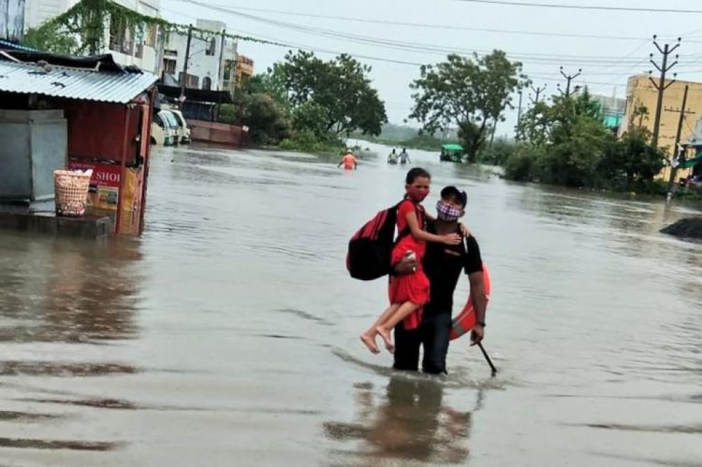 तेलंगाना के मुख्यमंत्री केसीआर ने दिल्ली से बाढ़ की स्थिति की समीक्षा की