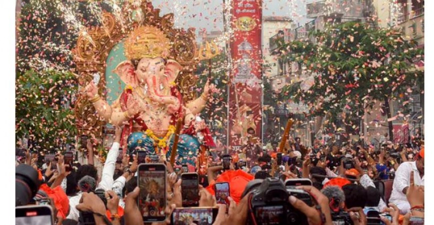 Ganesh Chaturthi: Anant Ambani and Radhika Merchant Welcome ‘Antilia cha Raja’ at Iconic Mumbai Home