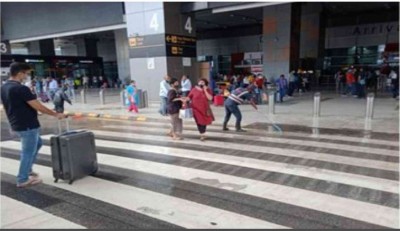 दिल्ली एयरपोर्ट टर्मिनल में जलभराव  से बढ़ रही लोगों की परेशानी
