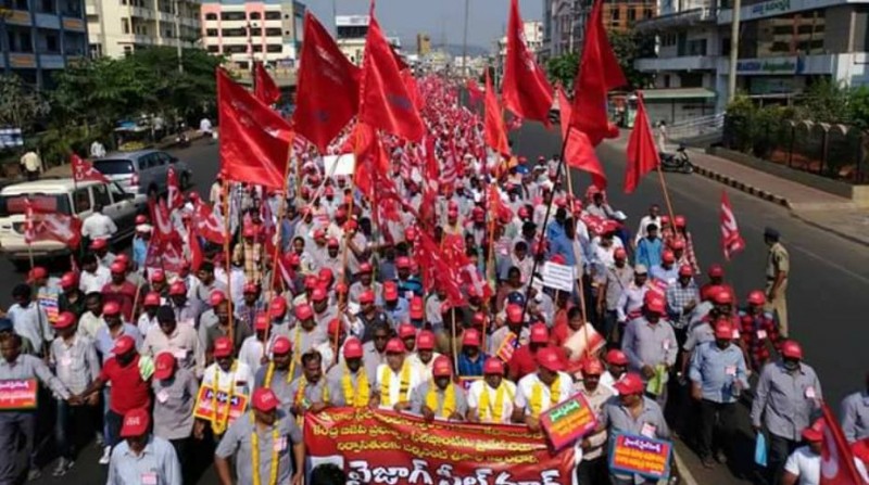 विशाखापत्तनम स्टील प्लांट के निजीकरण के खिलाफ निकाली गई विरोध रैली