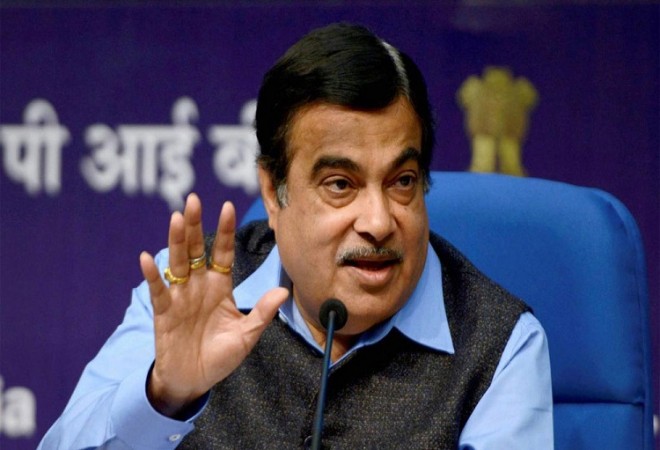 Dev works will be carried out without bringing any kind of politics: Gadkari