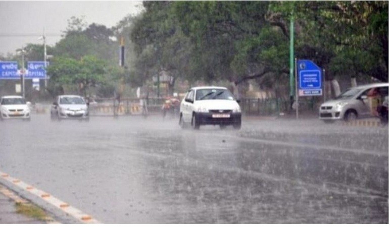 The IMD issues an orange alert warning of moderate to heavy rain in National Capital