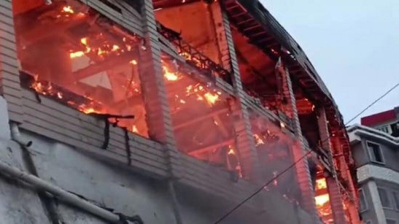 Fire destroys two vehicles and engulfs a hotel in Mussoorie; firefighting is ongoing
