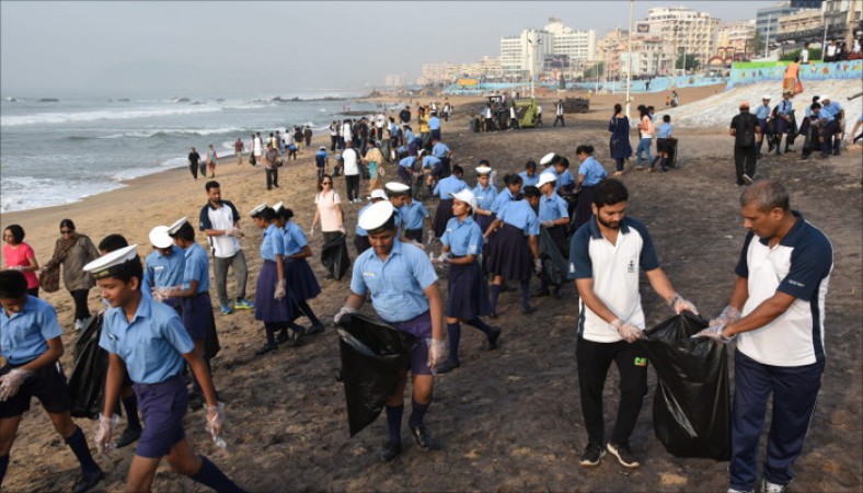 पूर्वी नौसेना कमान द्वारा शुरू किया गया अंतर्राष्ट्रीय तटीय सफाई दिवस अभियान