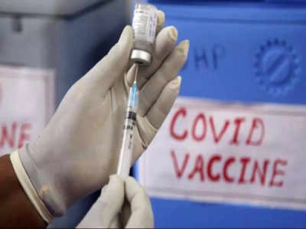 त्रिची कोविड वैक्सीन शिविर में टीकाकरण के बाद दिया जा रहा है उपहार