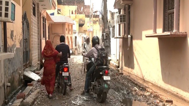 Building Collapse in Delhi's Karol Bagh: Eight Rescued, Search Continues