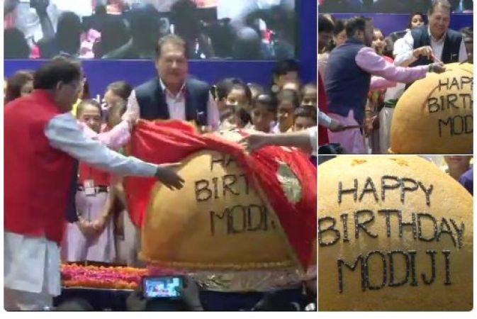 Happy birthday Modiji : Union Ministers Prakash Javadekar and Mukhtar Abbas Naqvi celebrated Modi's b'day by cutting a 568 kg 'laddu'