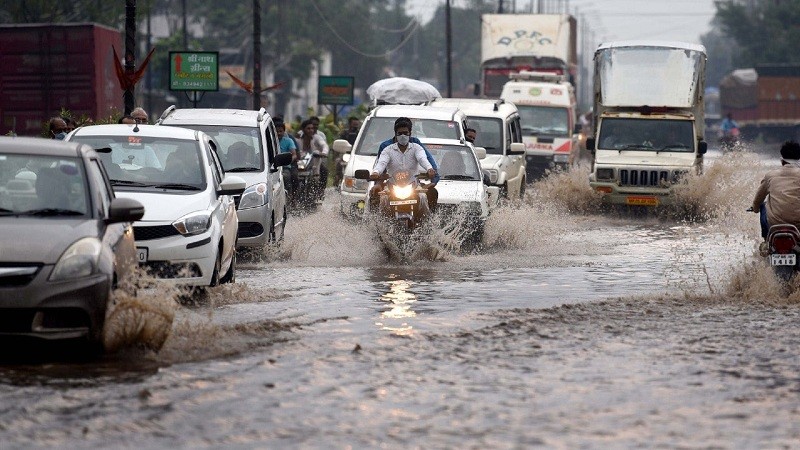 Torrential rains lashed Kolkata,   intense downpour likely