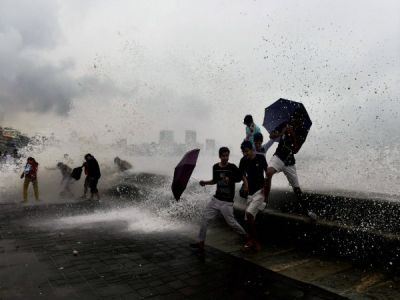 Heavy rainfall in Mumbai with thunder and lightning
