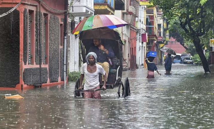 Kolkata: Heavy rain caused Water flows into hospital buildings after overnight rain