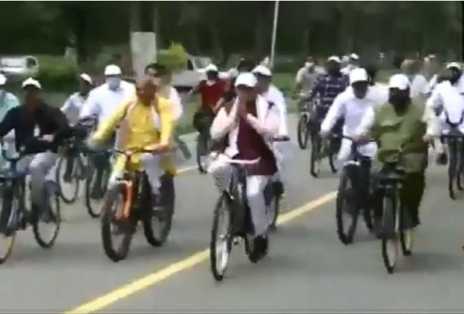 Haryana Chief Minister  Manohar Lal rides bicycle to observe World car-free day