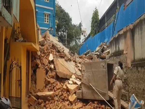 OMG!: कर्नाटक के बेंगलुरु में देखते ही देखते चकनाचूर हो गई बिल्डिंग