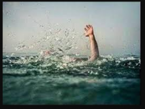 Women tried to commit suicide in Godavari river, Police rescued