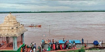 Godavari river water level near warning level in Bhadrachalam