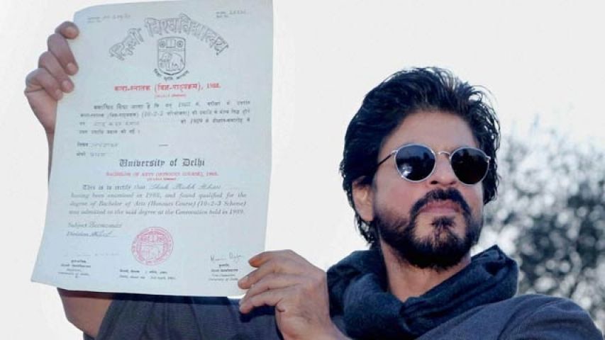 दिल्ली स्थित हंसराज काॅलेज पहुंच कर शाहरूख ने ली बीए की डिग्री