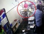 शिवसेना नेता ने फ्री में वड़ापाव नहीं देने पर दुकानदार को डंडे से पीटा