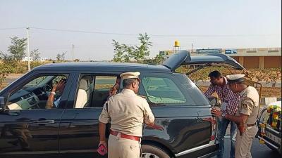 EC squad stopped Karnataka CM HD Kumaraswamy's vehicle