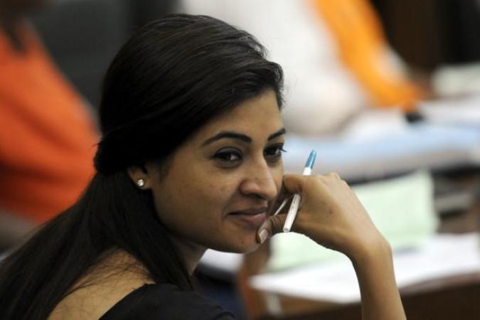 Alka Lamba asks public if she should resign from party