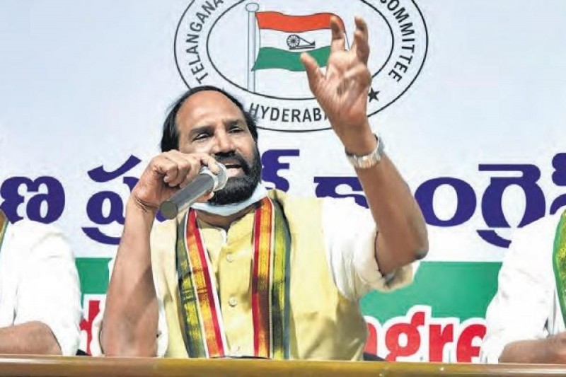 तेलंगाना कांग्रेस पार्टी के नेता उत्तम कुमार ने टीआरएस से चार विधायकों को अयोग्य ठहराने की मांग की
