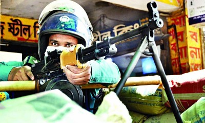 ढाका पुलिस स्टेशनों में लगाई गई मशीनगनें
