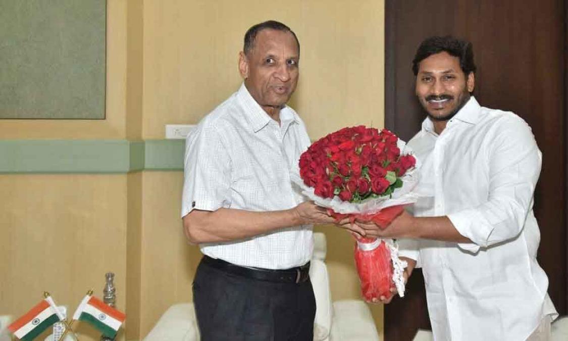 YSRCP chief Jagan Mohan Reddy meet the governor Narasimhan