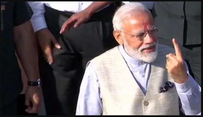 PM Narendra Modi cast his vote, arrived in bulletproof accompanied by Amit Shah