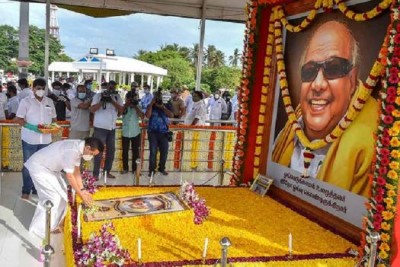 MK Stalin pays floral tribute to Karunanidhi on his death anniversary