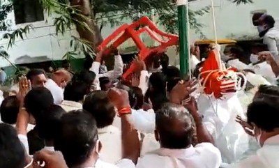 Hyderabad: Scuffle breaks out between BJP corporator, TRS MLA on their arrest
