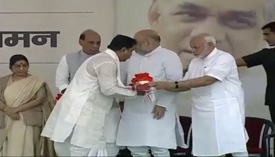 Urns with ashes of former PM Atal Bihari Vajpayee handes over to Presidents of various states