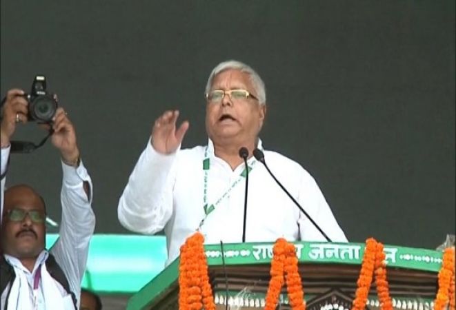 Lalu Prasad Yadav questions the character of Nitish Kumar in his 'Desh Bachao, BJP Bhagao' rally
